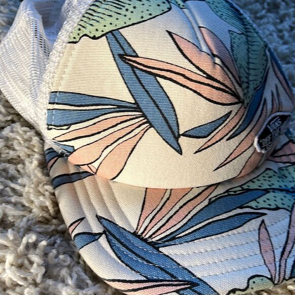 Vans Off the Wall Off To The Beach Mesh Trucker Hat - Picture 13 of 13